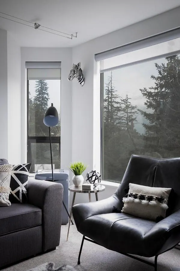 The Modern Whistler Apartment - Ski-In Ski-Out Kanada