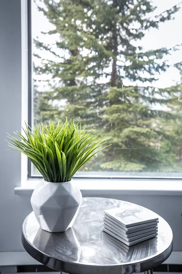 The Modern Whistler Apartment - Ski-In Ski-Out Kanada